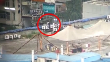 女子要跳楼 民警抱臂旁观上演教科书式救援