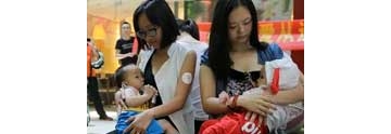 【街拍客】实拍青岛妈妈快闪哺乳倡导母乳喂养
