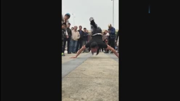 街头牛人，自带开挂性能的小伙表演绝活，这绝技果然高手在民间
