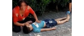 【拍客】苏州溺水男童躺路边半小时一旁警车被指见死不救