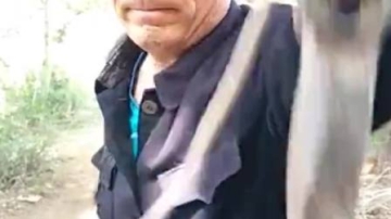 高手在民间，农村的老大爷是真厉害，竟然会这种失传已久的武功