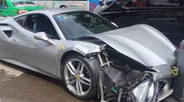 两辆豪车为避小狗撞上隔离栏 损失200多万