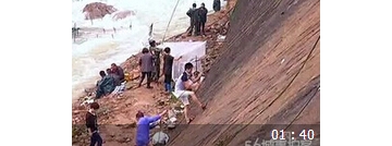 水库泄洪 村民洪口处冒险捕鱼万斤