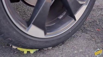 牛人用汽车碾压一整排小鸭子，请勿轻易模仿！看着太过瘾了