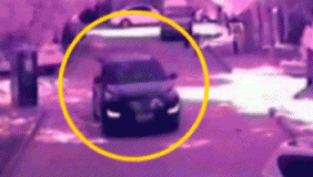 监控2岁娃遭汽车碾轧身亡 妈妈低头玩手机浑然不知