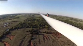 看着手心冒汗！牛人从60米高风力发电机叶片上跳伞