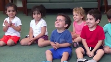 小男孩音乐课上狂笑不止 魔性笑声令小伙伴无可奈何