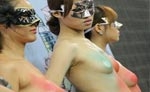 【街拍客】人体彩绘现场 50度酷暑下的挑战