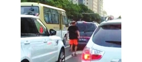 【拍客】“跑男”快车道上与汽车赛跑