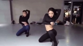 身材迷人黑色紧身裤美女演绎魔力舞蹈，全场舞蹈美爆了