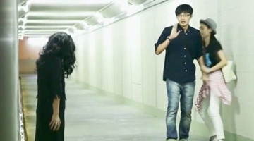 女子深夜在人行隧道低头站立，行人走到一半警觉折返