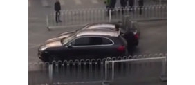 【拍客】实拍北京站前保时捷车主持铁棍猛砸奥迪车