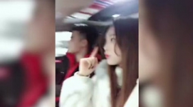 恶搞女友，把她丢下车，看是什么样的反应！