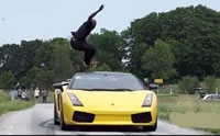 【拍客】瑞典“飞人”迎面飞跃时速130公里兰博基尼