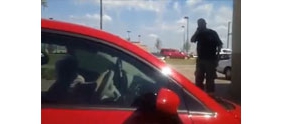 【拍客】男子见乞丐开好车当场暴怒：上周还给过你钱
