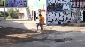 国外牛人展示足球绝活，世界足球先生都未必有这个能力