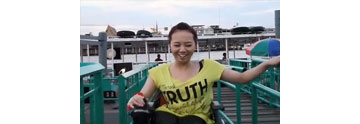 【拍客】轮椅女孩1个月旅行10国 无惧的力量