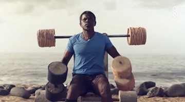 他用人们丢弃在海滩上的垃圾 建了一个健身房