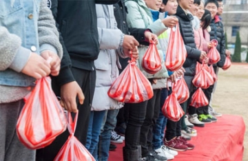 【拍客】浙江一中学发猪肉当“奖学金”表彰学生