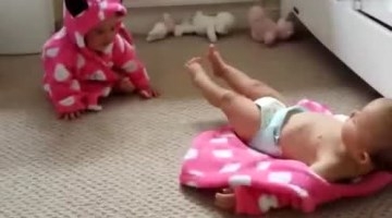 妈妈把龙凤胎萌宝放到一起，接下来萌宝们的反应太可爱了