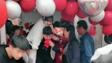 萌娃：女儿今天出嫁，弟弟含泪将姐姐背上婚车