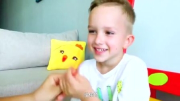 萌娃小可爱们和妈妈一起去到了一座有趣的儿童乐园，母子三人玩的好开心呀！