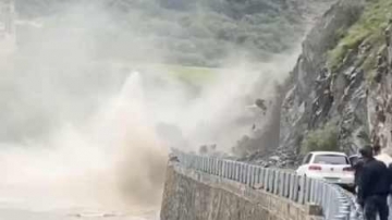 实拍四川一国道山体滑坡，大量巨石滚落河中，几米外停着轿车