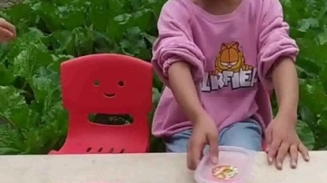 家有萌娃：这谁的橡皮泥呀，真好玩