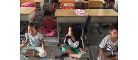 【拍客】佛山小学生用打坐代替午睡 校长自拍视频示范