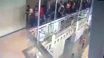 监控实拍：美国豆腐渣工程走廊直接整个垮塌