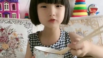 搞笑萌娃：来！我给大家表演个一口吞