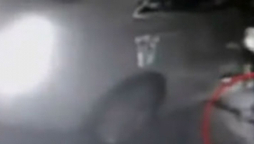 监拍女子深夜开门下车 踩上无盖窨井瞬间失踪