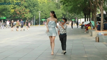 三里屯街拍，最萌身高差情侣，这女生也太高了比男生高出两个头