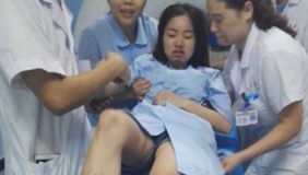 救护车遭车祸 美女护士口鼻流血坚持救病人