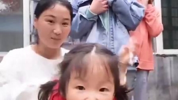 童年趣事：萌娃小可爱演绎佩奇乔治打针