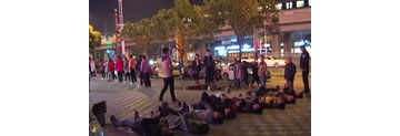 【拍客】南京一公司让员工寒夜躺广场 亲吻垃圾桶