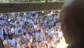 超感人！400学生为老师对抗癌症打气