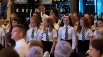 新郎老师婚礼上让学生给新娘送出了一份惊喜 简直太可爱了