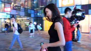 三里屯街拍：端午节前夜，时尚美女纷至沓来真好似百花盛开
