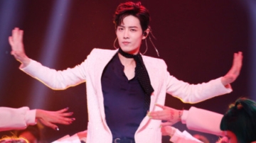 肖战彻底火了！凭借这些歌再次燃爆歌坛，台下观众尖叫声不断！