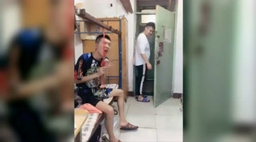 恶搞视频，小伙子太敢玩了