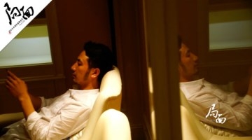 保姆纵火案后：男主人看娃照片 回忆家人往事