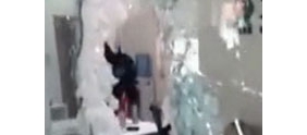【拍客】实拍河北蒙面歹徒持铁锤抢银行 柜台玻璃被砸破！