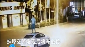 醉酒男子玩“无人驾驶”