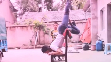 高手在民间，农村妹子用一个凳子就能玩倒立，太牛了！