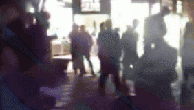 小伙子当街求婚遭拒后打开扩音喇叭 后面发生的事笑傻在场所有人