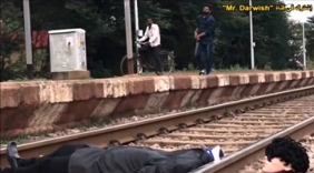 无头人在街上恶搞，最搞笑是在铁轨那个片段