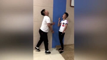 胖小伙恶搞自己的好朋友