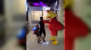 大公鸡街头恶搞，吓坏路人！