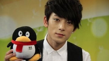 陈翔拿电梯门当镜子 遇男粉丝堵截亲切合影